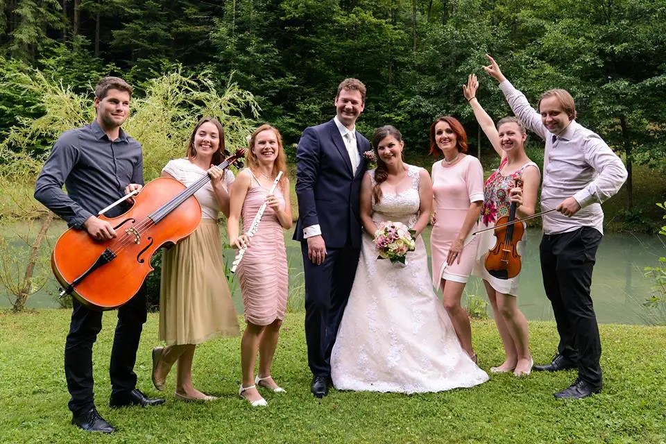 Artistik group with bride