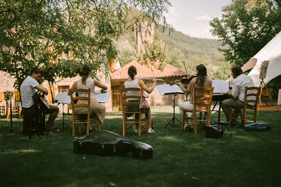 Artistik playing on wedding