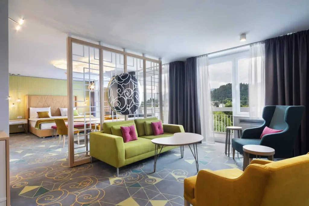 Bled rose first room