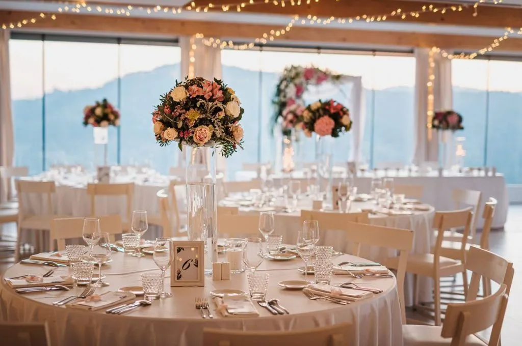 dekoracija miz tri lucke 1