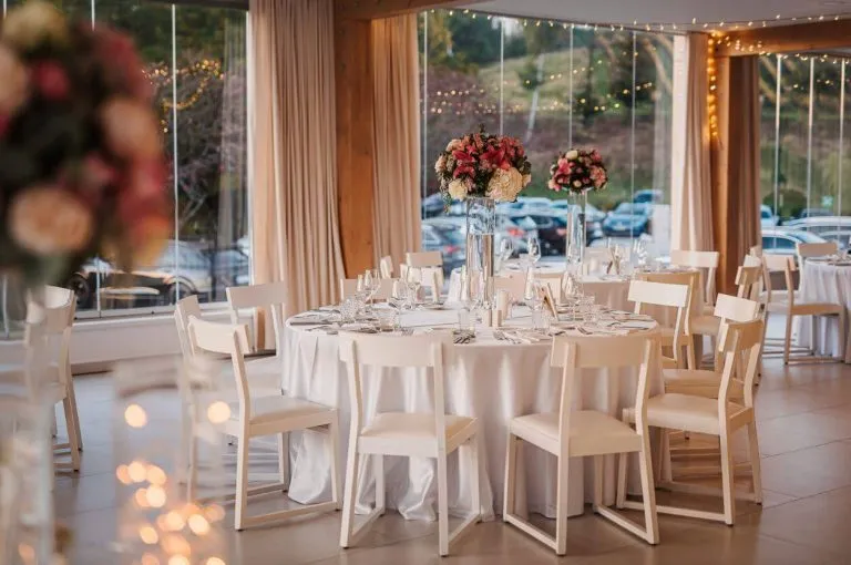 dekoracija notranjega prostora tri lucke