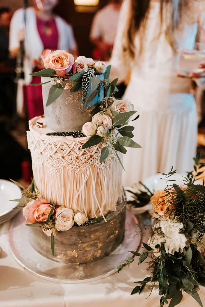 Emazing wedding cake with flowers