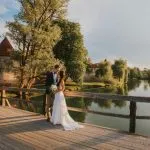 mladoporocenca z gradom v ozadju otocec