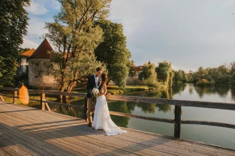 mladoporocenca z gradom v ozadju otocec