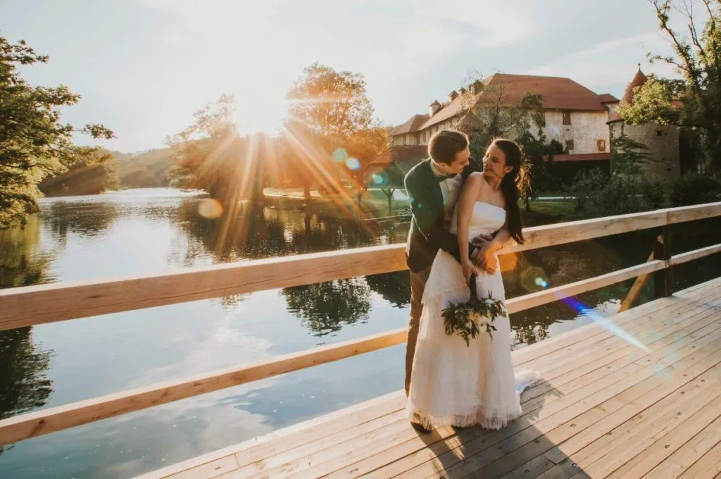 mladoporocneca na mostu otocec