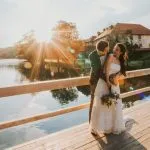 mladoporocneca na mostu otocec