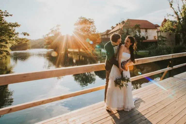 mladoporocneca na mostu otocec