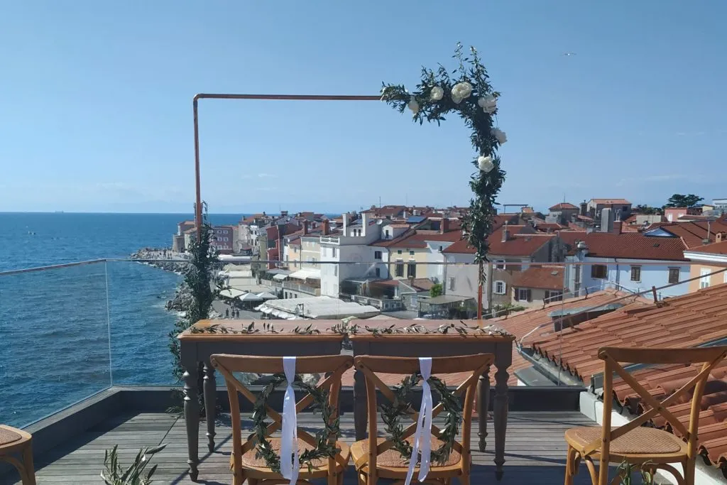 obok na drugi strani terase