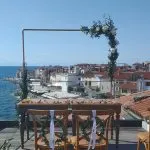 obok na drugi strani terase