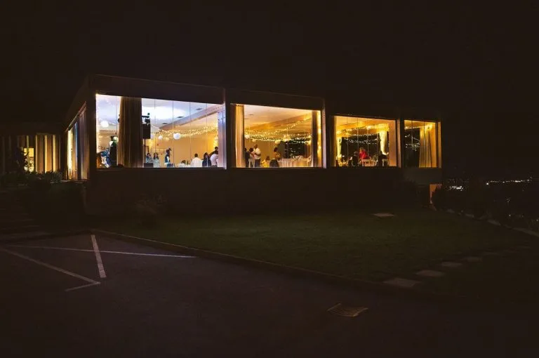 prostor za zabavo ponoci tri lucke