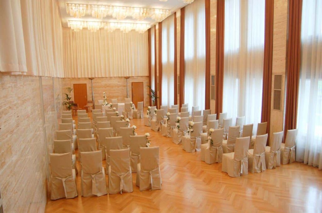 bröllopsceremoni i konsertsalen i Villa Bled
