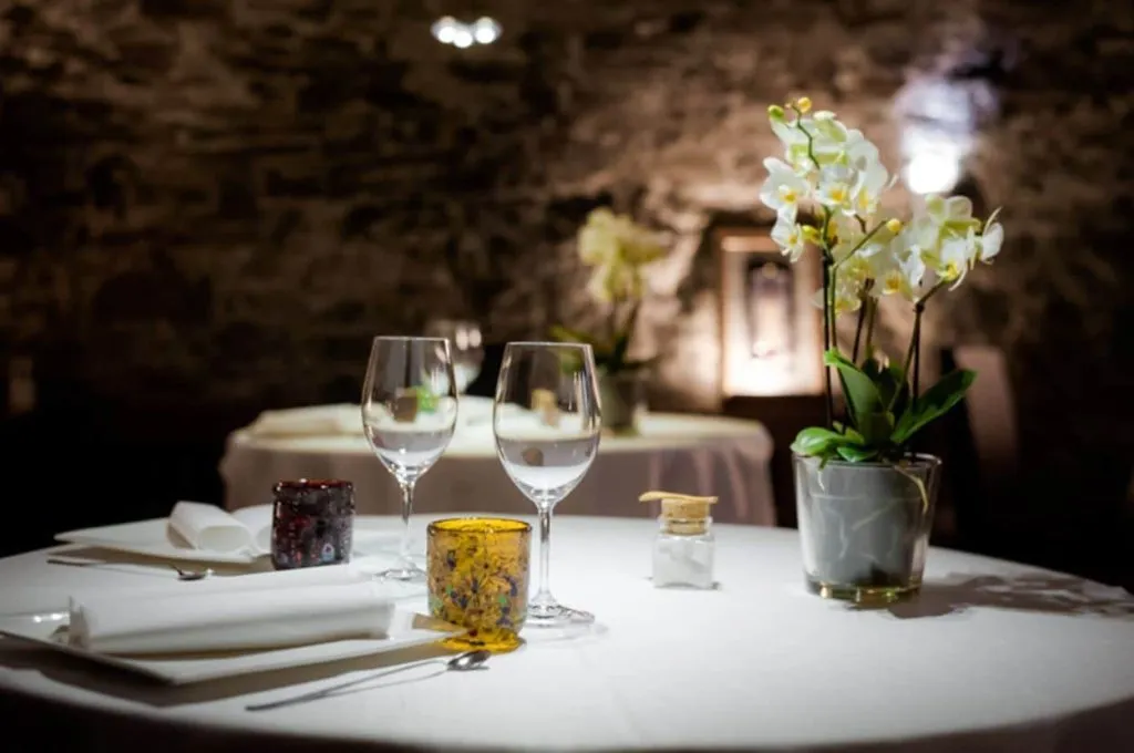 Zemono postavitev miz