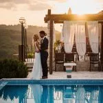 zenin in nevesta ob bazenu tri lucke