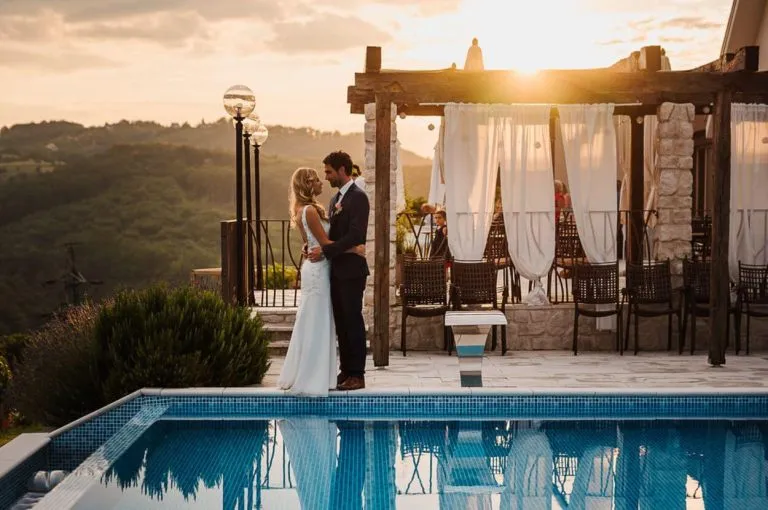 zenin in nevesta ob bazenu tri lucke