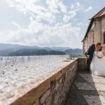 Zenin in nevesta ob obzidju