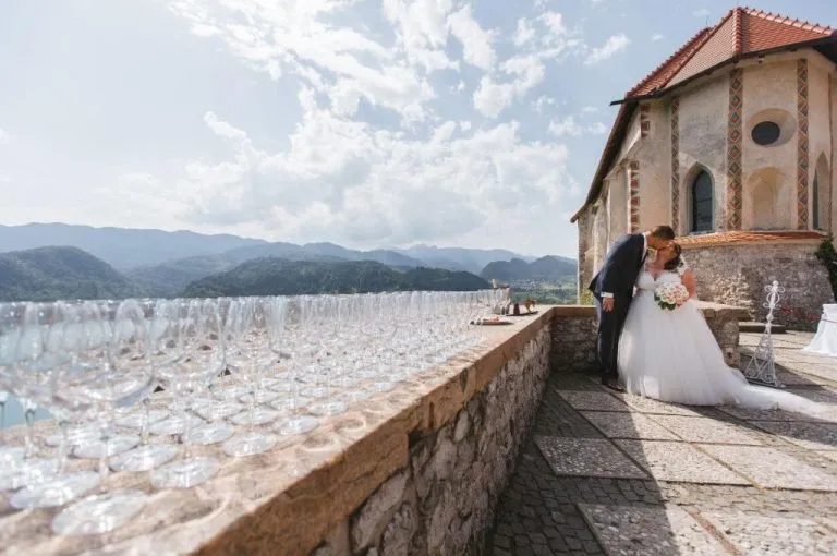 Zenin in nevesta ob obzidju