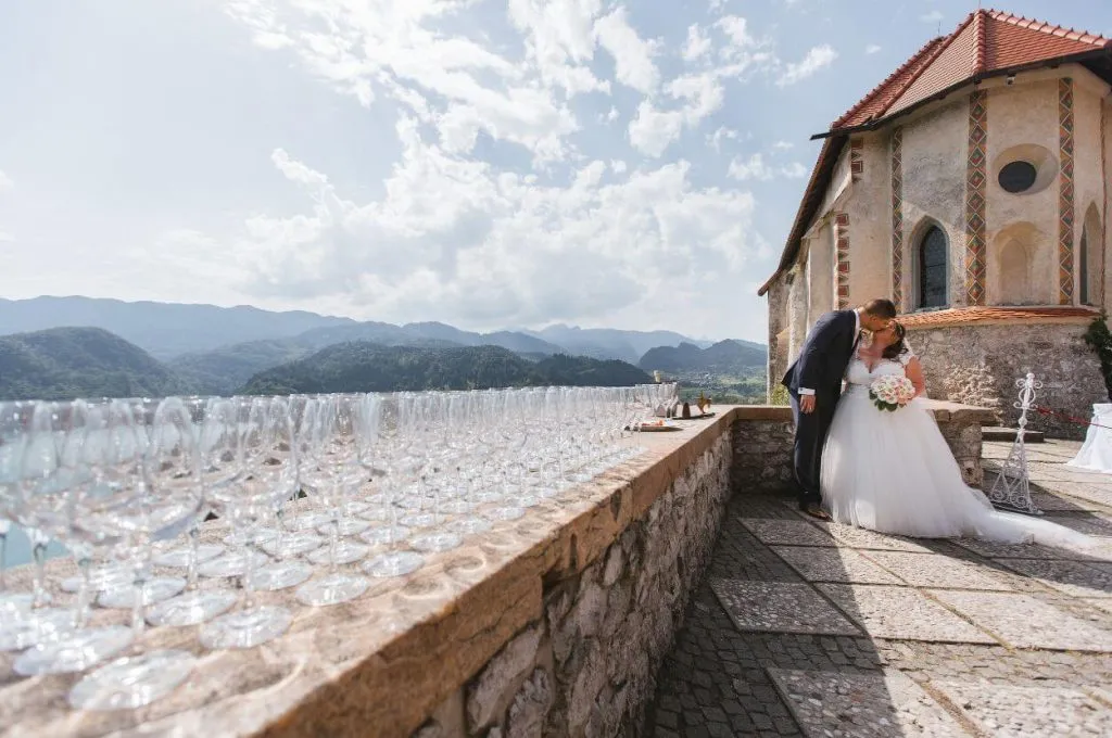 Zenin in nevesta ob obzidju