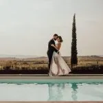 zenin in nevesta pri bazenu gredic