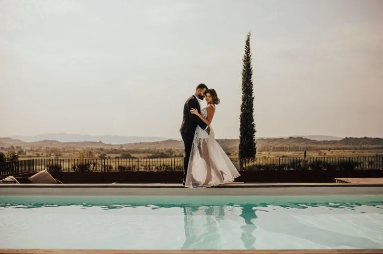 zenin in nevesta pri bazenu gredic